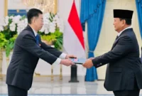 Presiden Prabowo Subianto menerima surat kepercayaan dari sembilan duta besar luar biasa dan berkuasa penuh negara sahabat di Istana Merdeka, Jakarta, Selasa (9/6/2026). (Foto: BPMI Setpres)