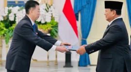 Presiden Prabowo Subianto menerima surat kepercayaan dari sembilan duta besar luar biasa dan berkuasa penuh negara sahabat di Istana Merdeka, Jakarta, Selasa (9/6/2026). (Foto: BPMI Setpres)