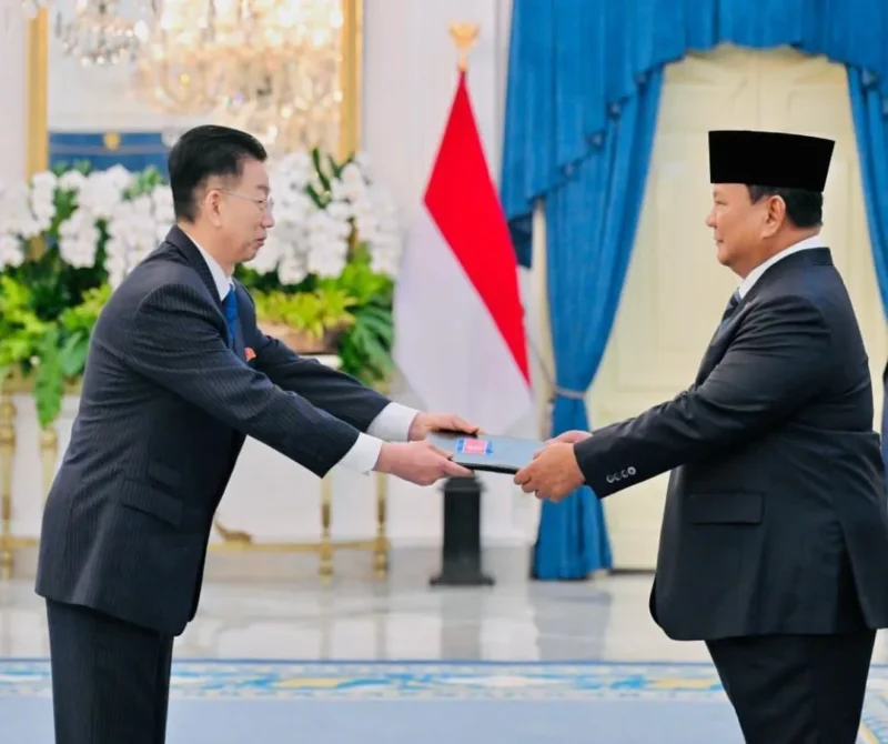 Presiden Prabowo Subianto menerima surat kepercayaan dari sembilan duta besar luar biasa dan berkuasa penuh negara sahabat di Istana Merdeka, Jakarta, Selasa (9/6/2026). (Foto: BPMI Setpres)