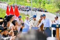 Presiden Prabowo Subianto meresmikan pembangunan jalan daerah di 37 provinsi di Ruas Kedungdung–Bringkoning, Desa Lar Lar, Kecamatan Banyuates, Kabupaten Sampang, Jawa Timur, Selasa (23/6/2026). (Foto: BPMI Setpres)