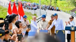 Presiden Prabowo Subianto meresmikan pembangunan jalan daerah di 37 provinsi di Ruas Kedungdung–Bringkoning, Desa Lar Lar, Kecamatan Banyuates, Kabupaten Sampang, Jawa Timur, Selasa (23/6/2026). (Foto: BPMI Setpres)