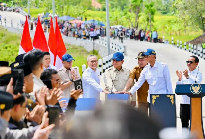 Presiden Prabowo Subianto meresmikan pembangunan jalan daerah di 37 provinsi di Ruas Kedungdung–Bringkoning, Desa Lar Lar, Kecamatan Banyuates, Kabupaten Sampang, Jawa Timur, Selasa (23/6/2026). (Foto: BPMI Setpres)