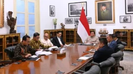Presiden Prabowo Subianto menerima Ketua DEN Luhut Binsar Pandjaitan beserta jajaran di Istana Merdeka, Jakarta, pada Selasa (9/6/2026). (Foto: BPMI Setpres)