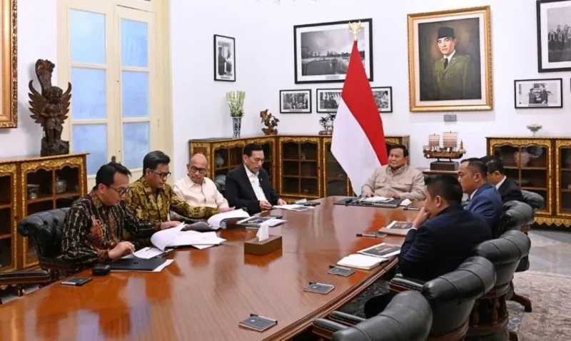 Presiden Prabowo Subianto menerima Ketua DEN Luhut Binsar Pandjaitan beserta jajaran di Istana Merdeka, Jakarta, pada Selasa (9/6/2026). (Foto: BPMI Setpres)