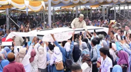 Kedatangan Presiden Prabowo disambut antusias oleh ribuan peserta yang memadati lokasi acara PENAS Petani dan Nelayan XVII 2026 di Sport Center Limboto, Kabupaten Gorontalo, Rabu (24/6/2026). (Foto: BPMI Setpres)