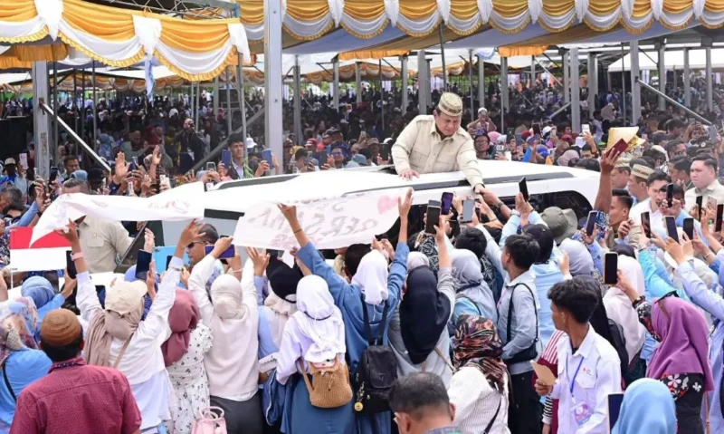 Kedatangan Presiden Prabowo disambut antusias oleh ribuan peserta yang memadati lokasi acara PENAS Petani dan Nelayan XVII 2026 di Sport Center Limboto, Kabupaten Gorontalo, Rabu (24/6/2026). (Foto: BPMI Setpres)