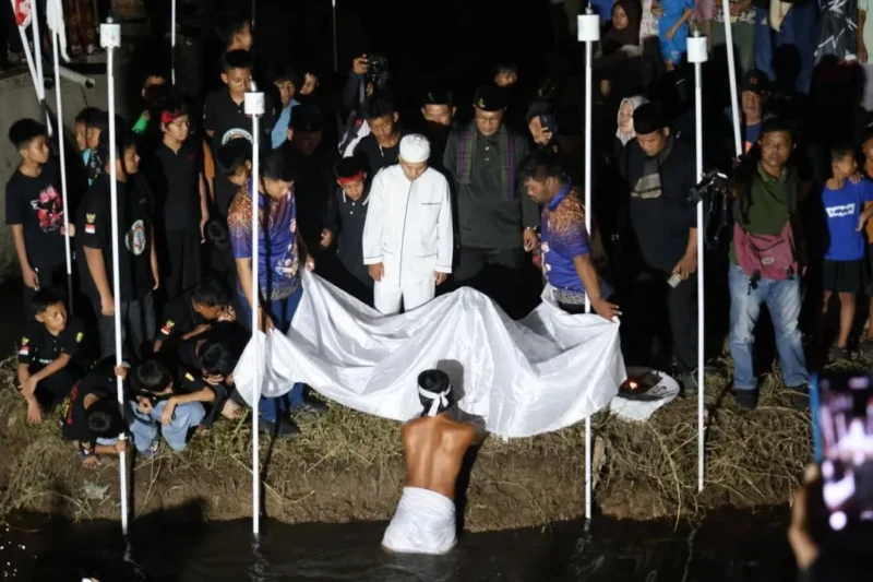 Prosesi Maambiak Tanah mengawali rangkaian Pesona Hoyak Tabuik Piaman 2026, Selasa (16/6/2026). (Foto: Diskominfo Pariaman)