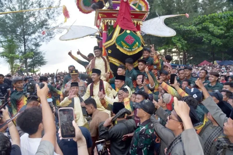 Puncak Hoyak Tabuik Piaman 2026 Meriah, Wamenbud Giring: Tabuik adalah Jiwa Kota Pariaman