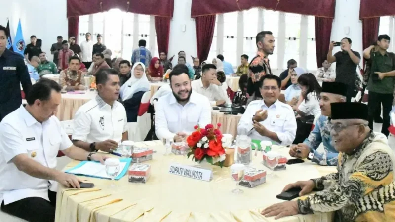 Wali Kota Padang, Fadly Amran, menghadiri Rakor Pengawasan Pendistribusian JBT dan JBKP di Auditorium Gubernur Sumbar, Kamis (4/6/2026). (Foto: Pemko Padang)