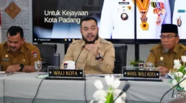Wali Kota Padang Fadly Amran memimpin Rakor dan Sinkronisasi Perubahan Perda Kota Padang Nomor 1 Tahun 2024 di Gedung Putih Rumah Dinas Wali Kota Padang, Senin (22/6/2026). (Foto: Pemko Padang)