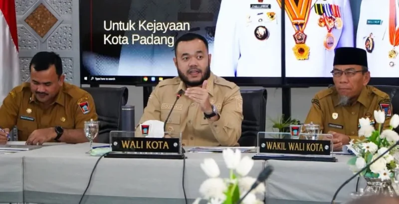 Wali Kota Padang Fadly Amran memimpin Rakor dan Sinkronisasi Perubahan Perda Kota Padang Nomor 1 Tahun 2024 di Gedung Putih Rumah Dinas Wali Kota Padang, Senin (22/6/2026). (Foto: Pemko Padang)