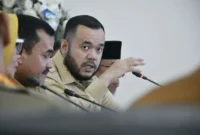 Wali Kota Padang Fadly Amran memimpin rapat HJK Padang ke-357 di Rumah Dinas Wali Kota Padang, Senin (22/6/2026). (Foto: Pemko Padang)