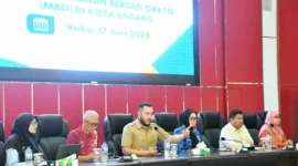 Wali Kota Padang Fadly Amran memimpin Rapat Evaluasi Pelaksanaan Program MBG di Aula Bagindo Aziz Chan, Balai Kota Aie Pacah, Rabu (17/6/2026). (Foto: Pemko Padang)