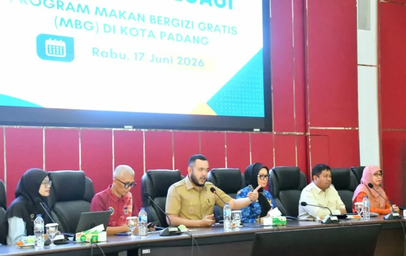 Wali Kota Padang Fadly Amran memimpin Rapat Evaluasi Pelaksanaan Program MBG di Aula Bagindo Aziz Chan, Balai Kota Aie Pacah, Rabu (17/6/2026). (Foto: Pemko Padang)