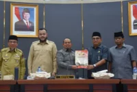 Wali Kota Padang Fadly Amran bersama Wakil Wali Kota Maigus Nasir menghadiri Rapat Paripurna DPRD Padang di Gedung DPRD Padang, Senin (15/6/2026). (Foto: Pemko Padang)