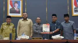 Wali Kota Padang Fadly Amran bersama Wakil Wali Kota Maigus Nasir menghadiri Rapat Paripurna DPRD Padang di Gedung DPRD Padang, Senin (15/6/2026). (Foto: Pemko Padang)