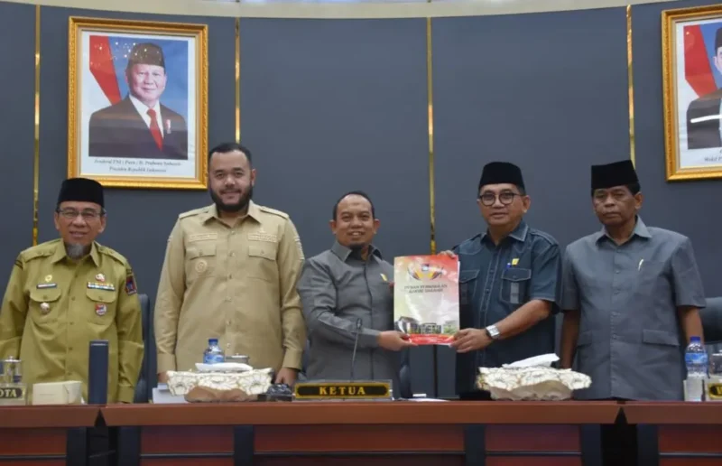 Wali Kota Padang Fadly Amran bersama Wakil Wali Kota Maigus Nasir menghadiri Rapat Paripurna DPRD Padang di Gedung DPRD Padang, Senin (15/6/2026). (Foto: Pemko Padang)