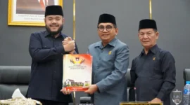 DPRD dan Pemko Padang 
menyepakati perubahan KUA-PPAS APBD 2026 dalam Rapat Paripurna Penyampaian Pendapat Akhir Fraksi di Ruang Sidang DPRD, Sabtu (27/6/2026). (Foto: Pemko Padang)