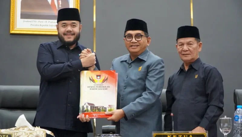 DPRD dan Pemko Padang 
menyepakati perubahan KUA-PPAS APBD 2026 dalam Rapat Paripurna Penyampaian Pendapat Akhir Fraksi di Ruang Sidang DPRD, Sabtu (27/6/2026). (Foto: Pemko Padang)