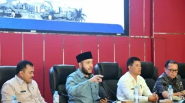 Wali Kota Padang, Fadly Amran memimpin Rapat Penyusunan SOP Persuratan Tanah dan Ahli Waris Pertanahan di Aula Bagindo Aziz Chan, Balai Kota Aie Pacah, Jumat (26/6/2026). (Foto: Pemko Padang)