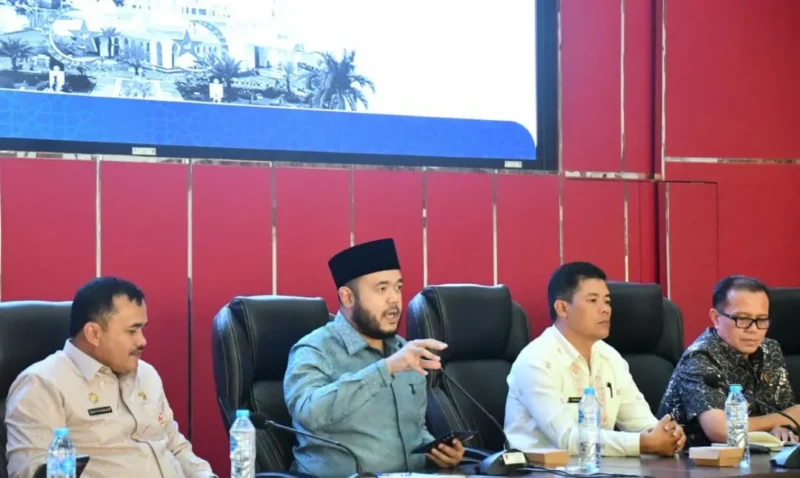 Wali Kota Padang, Fadly Amran memimpin Rapat Penyusunan SOP Persuratan Tanah dan Ahli Waris Pertanahan di Aula Bagindo Aziz Chan, Balai Kota Aie Pacah, Jumat (26/6/2026). (Foto: Pemko Padang)