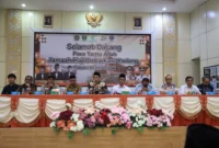 Kepala Kantor Wilayah Kemenhaj Sumbar M. Rifki memimpin rapat penyambutan jemaah haji Debarkasi Padang di Asrama Haji Padang, Selasa (2/6/2026). (Foto: Humas Kemenhaj Sumbar)