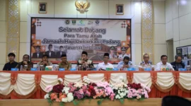 Kepala Kantor Wilayah Kemenhaj Sumbar M. Rifki memimpin rapat penyambutan jemaah haji Debarkasi Padang di Asrama Haji Padang, Selasa (2/6/2026). (Foto: Humas Kemenhaj Sumbar)