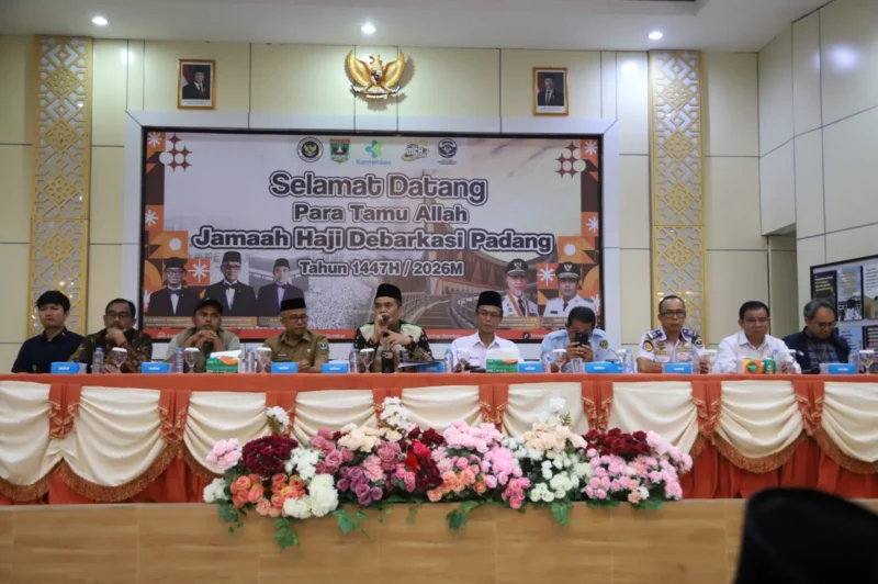 Kepala Kantor Wilayah Kemenhaj Sumbar M. Rifki memimpin rapat penyambutan jemaah haji Debarkasi Padang di Asrama Haji Padang, Selasa (2/6/2026). (Foto: Humas Kemenhaj Sumbar)