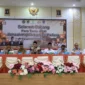 Kepala Kantor Wilayah Kemenhaj Sumbar M. Rifki memimpin rapat penyambutan jemaah haji Debarkasi Padang di Asrama Haji Padang, Selasa (2/6/2026). (Foto: Humas Kemenhaj Sumbar)