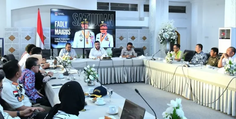 Rakor antara Pemko Padang dan Pemprov Sumbar terkait rekonstruksi total kawasan GO H. Agus Salim Padang di Gedung Putih Kediaman Resmi Wali Kota Padang, Kamis (4/6/2026). (Foto: Pemko Padang)