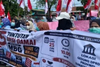 Ratusan relawan yang tergabung dalam Aliansi Relawan MBG Sumbar menggelar aksi damai di depan Gedung DPRD Sumbar, Kamis (25/6/2026). (Foto: Ist)