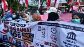 Ratusan relawan yang tergabung dalam Aliansi Relawan MBG Sumbar menggelar aksi damai di depan Gedung DPRD Sumbar, Kamis (25/6/2026). (Foto: Ist)