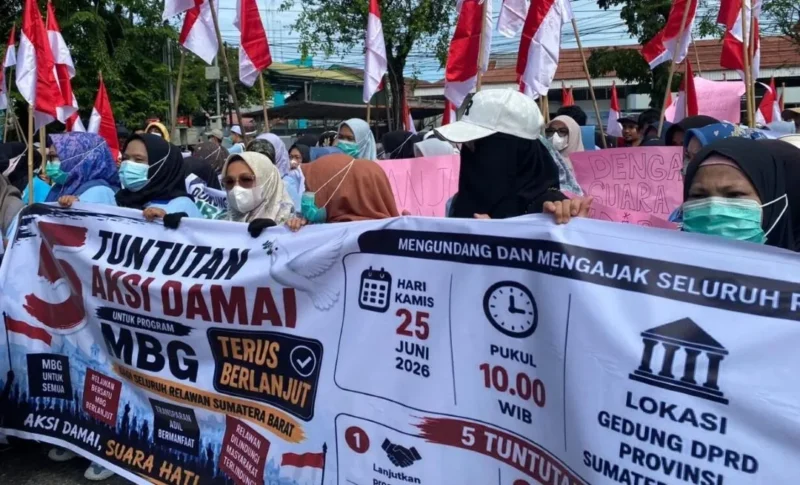 Ratusan relawan yang tergabung dalam Aliansi Relawan MBG Sumbar menggelar aksi damai di depan Gedung DPRD Sumbar, Kamis (25/6/2026). (Foto: Ist)