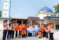 Relawan Jambore KSB Padang menggelar aksi gotong royong membersihkan tempat ibadah di Lubuk Minturun, Minggu (14/6/2026). (Foto: BPBD Padang)