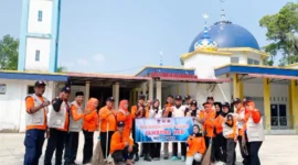 Relawan Jambore KSB Padang menggelar aksi gotong royong membersihkan tempat ibadah di Lubuk Minturun, Minggu (14/6/2026). (Foto: BPBD Padang)
