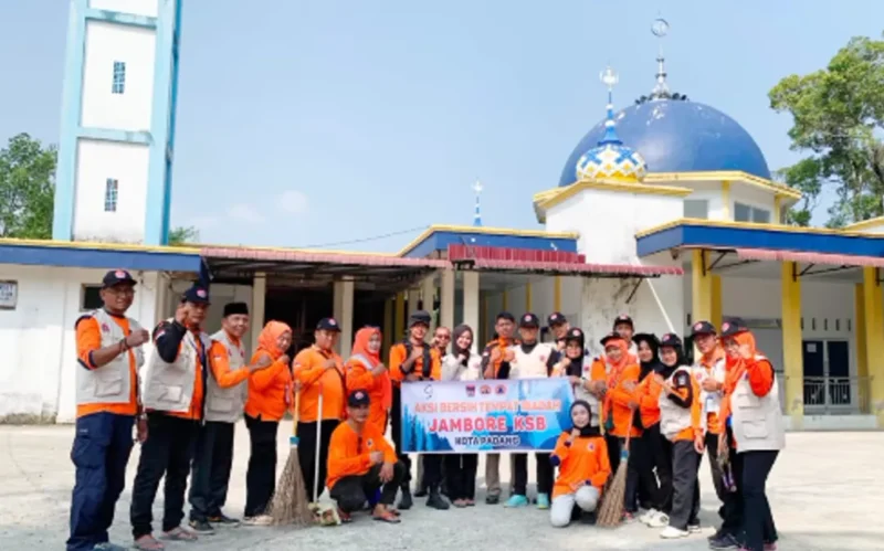 Relawan Jambore KSB Padang menggelar aksi gotong royong membersihkan tempat ibadah di Lubuk Minturun, Minggu (14/6/2026). (Foto: BPBD Padang)