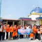Relawan Jambore KSB Padang menggelar aksi gotong royong membersihkan tempat ibadah di Lubuk Minturun, Minggu (14/6/2026). (Foto: BPBD Padang)