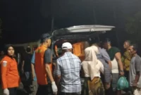 Tim SAR gabungan mengevakuasi jasad Rafi Rapa Maulana, remaja asal Pekanbaru yang hilang terseret ombak di Pantai Gasan Gadang, Kabupaten Padang Pariaman, Minggu (28/6/2026) dini hari. (Foto: SAR Padang)