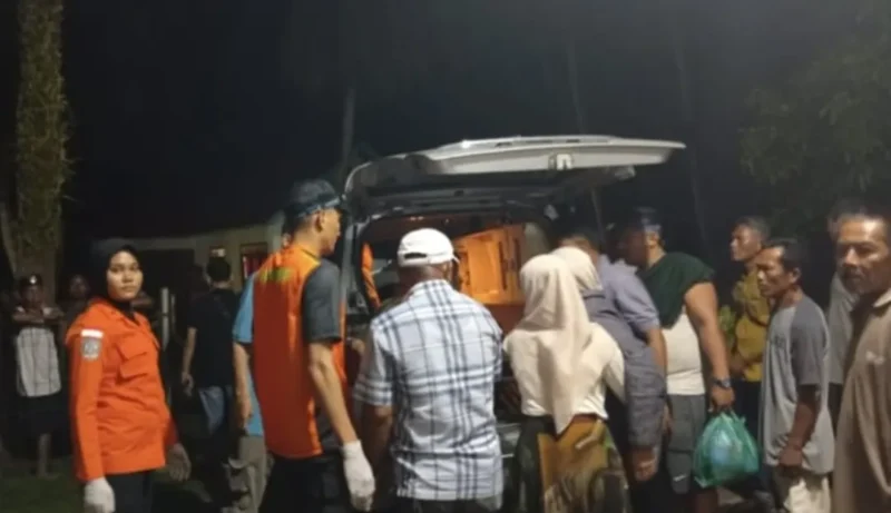 Tim SAR gabungan mengevakuasi jasad Rafi Rapa Maulana, remaja asal Pekanbaru yang hilang terseret ombak di Pantai Gasan Gadang, Kabupaten Padang Pariaman, Minggu (28/6/2026) dini hari. (Foto: SAR Padang)