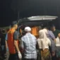 Tim SAR gabungan mengevakuasi jasad Rafi Rapa Maulana, remaja asal Pekanbaru yang hilang terseret ombak di Pantai Gasan Gadang, Kabupaten Padang Pariaman, Minggu (28/6/2026) dini hari. (Foto: SAR Padang)