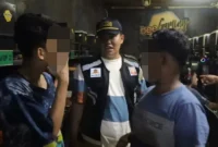 Satpol PP Padang menjaring sejumlah remaja usia sekolah yang masih beraktivitas di warnet hingga larut malam di kawasan Gunung Pangilun, Kecamatan Padang Utara, Senin dini hari (8/6/2026). (Foto: Humas Satpol PP Padang)