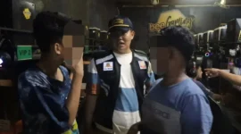 Satpol PP Padang menjaring sejumlah remaja usia sekolah yang masih beraktivitas di warnet hingga larut malam di kawasan Gunung Pangilun, Kecamatan Padang Utara, Senin dini hari (8/6/2026). (Foto: Humas Satpol PP Padang)