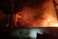 Sebuah rumah semi permanen di kawasan Bukit Gado-Gado, Kecamatan Padang Selatan, Kota Padang ludes terbakar, Sabtu (27/6/2026) malam. (Foto: Damkar Padang)