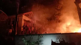 Sebuah rumah semi permanen di kawasan Bukit Gado-Gado, Kecamatan Padang Selatan, Kota Padang ludes terbakar, Sabtu (27/6/2026) malam. (Foto: Damkar Padang)