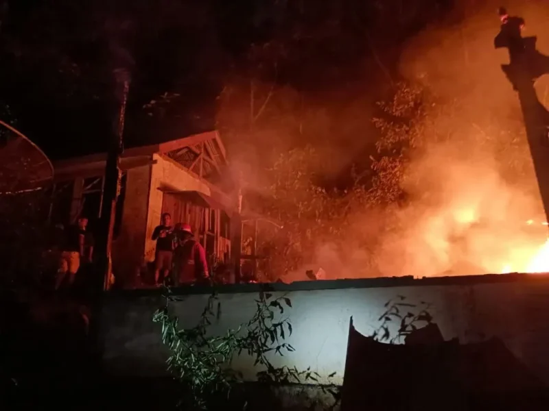 Sebuah rumah semi permanen di kawasan Bukit Gado-Gado, Kecamatan Padang Selatan, Kota Padang ludes terbakar, Sabtu (27/6/2026) malam. (Foto: Damkar Padang)