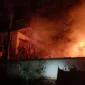Sebuah rumah semi permanen di kawasan Bukit Gado-Gado, Kecamatan Padang Selatan, Kota Padang ludes terbakar, Sabtu (27/6/2026) malam. (Foto: Damkar Padang)
