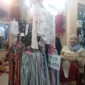 Pedagang menunjukkan koleksi pakaian yang dijual di Pasar Raya Padang Fase VII. (Foto: Diskominfo Padang)