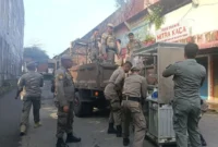 Petugas Satpol PP Padang menertibkan PKL di Pasar Raya Barat, Minggu (28/6/2026). (Foto: Satpol PP Padang)