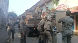 Petugas Satpol PP Padang menertibkan PKL di Pasar Raya Barat, Minggu (28/6/2026). (Foto: Satpol PP Padang)