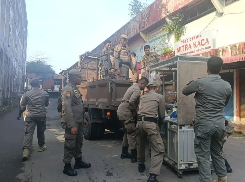 Petugas Satpol PP Padang menertibkan PKL di Pasar Raya Barat, Minggu (28/6/2026). (Foto: Satpol PP Padang)